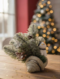 Декоративная новогодняя композиция с елью и снеговиком